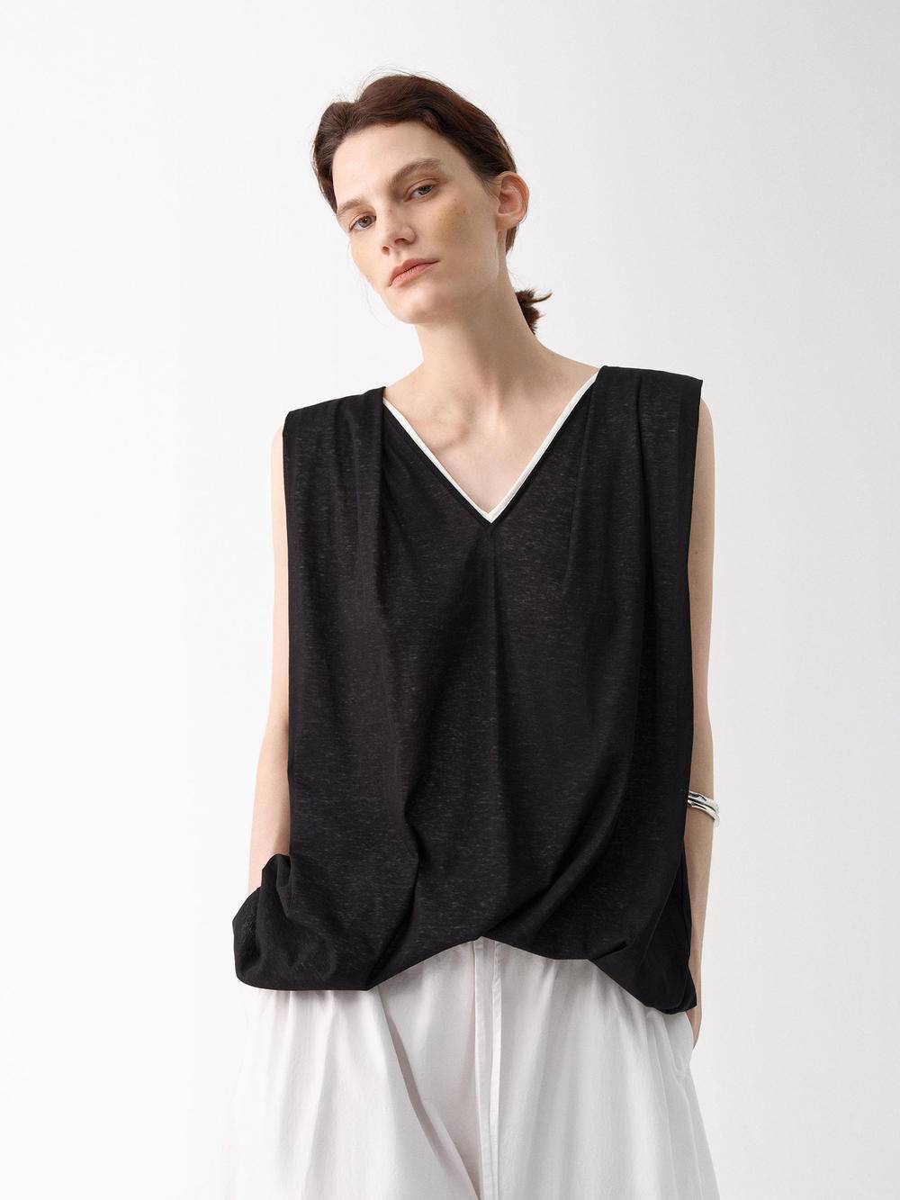 EDITION Color-Blocked Back Pleated Top